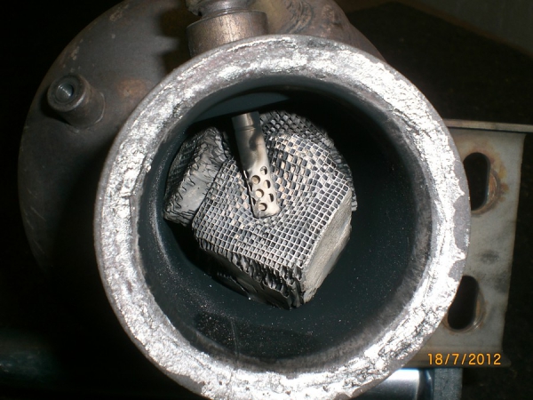 Durch Reinigung mit Flüssigkeiten zerstörter Dieselpartikellfilter eines VW T5